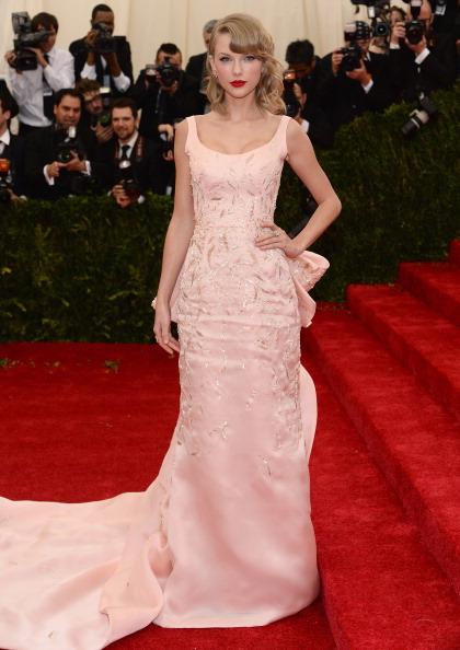 Taylor Swift is pretty in pink wearing an Oscar de la Renta gown.